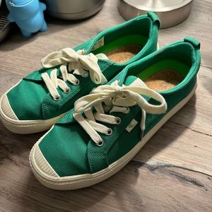 Cariuma Oca Low Canvas Sneakers